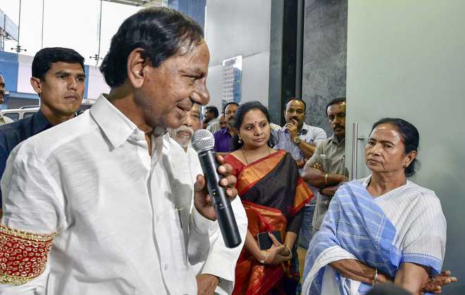 KCR meets Mamata, says this is beginning of ''federal front''