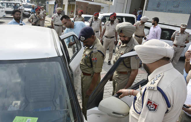 Rs18 lakh looted in broad daylight