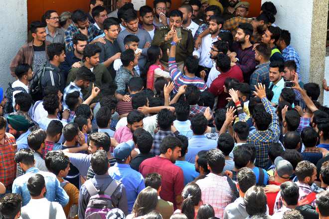 Protest turns ugly, JU students go on rampage