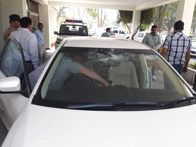 Youth throws brick at Haryana Health Minister Anil Vij’s car
