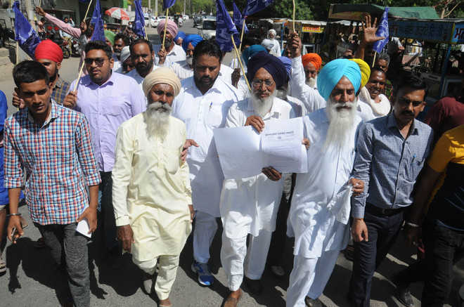 BSP members stage protest against dilution of SC/ST Act