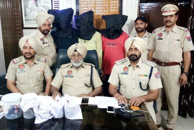 Two wanted criminals among three arrested