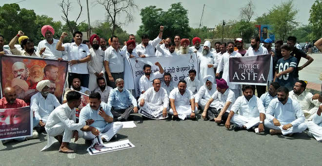 Kathua rape: Cong activists hold protest for justice