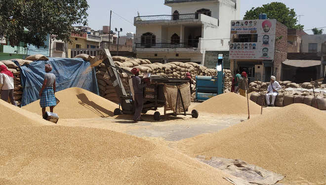 No buyers for wheat in mandi, farmers irked