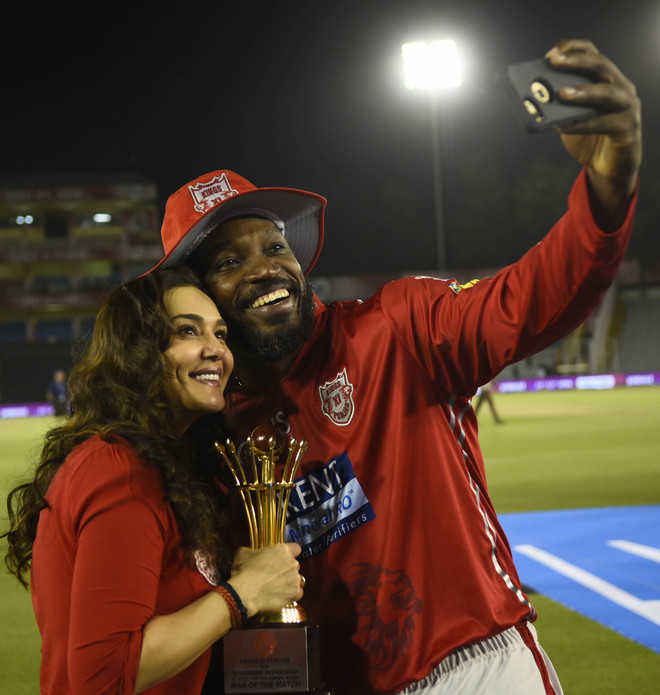 Gayle rains sixes, regales fans in Kings’ last match at PCA