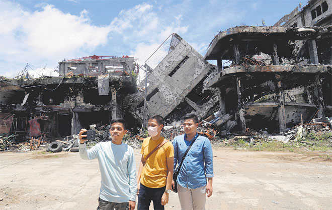 Teary-eyed, hundreds search through rubble in Marawi