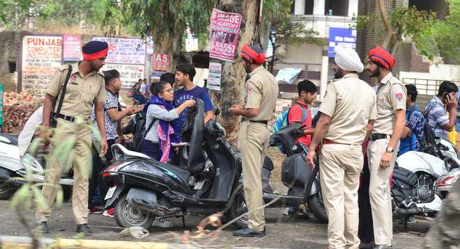 Girls challaned for not wearing helmets, avoiding traffic rules - The ...