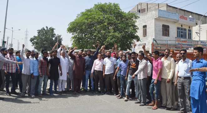 Traders, truckers protest ‘entry fee’ at  Dana Mandi
