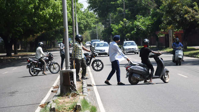 Police urge Engg Dept to instal iron grills on road dividers
