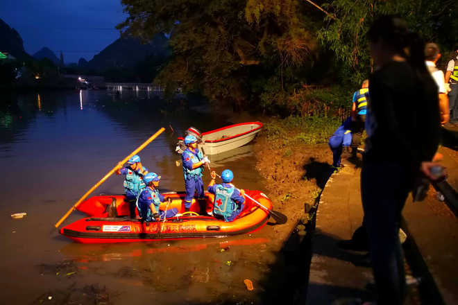 17 killed as 2 dragon boats capsize in southern China