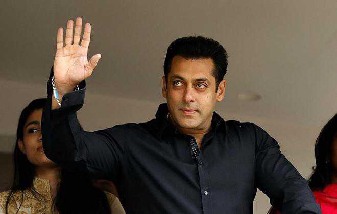 SC stays proceeding against Salman for ''derogatory'' remarks