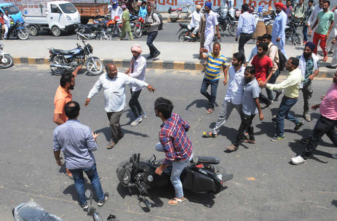Students block road, commuters pay
