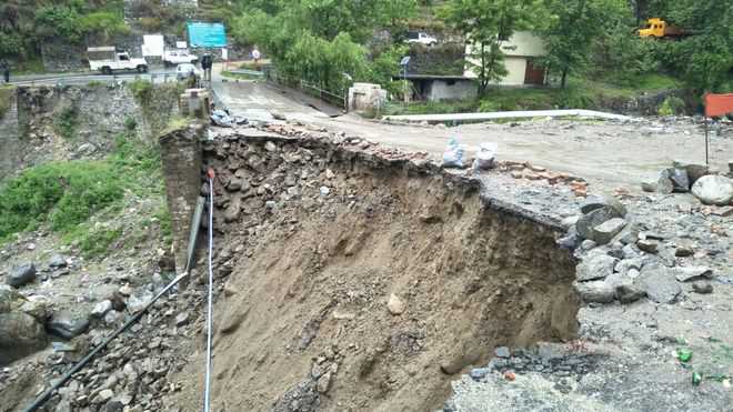 Manali-Naggar-Kullu road blocked
