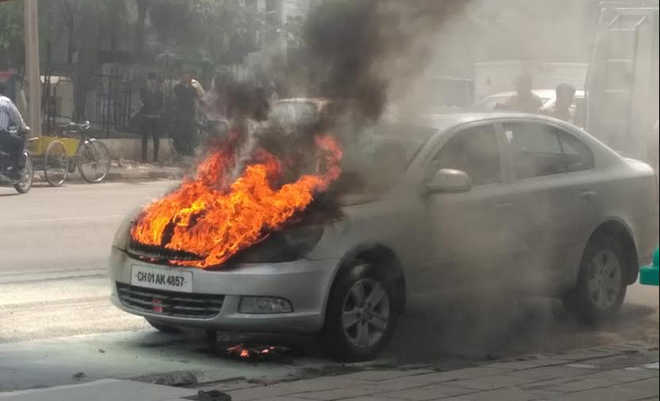Moving car catches fire in Sector 27, driver safe
