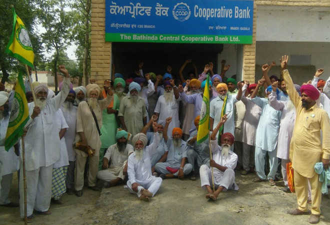 Crop loan: Negotiations fail, farmers to continue protests