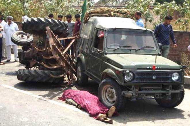 Three killed, 2 hurt as tractor hits 5 vehicles