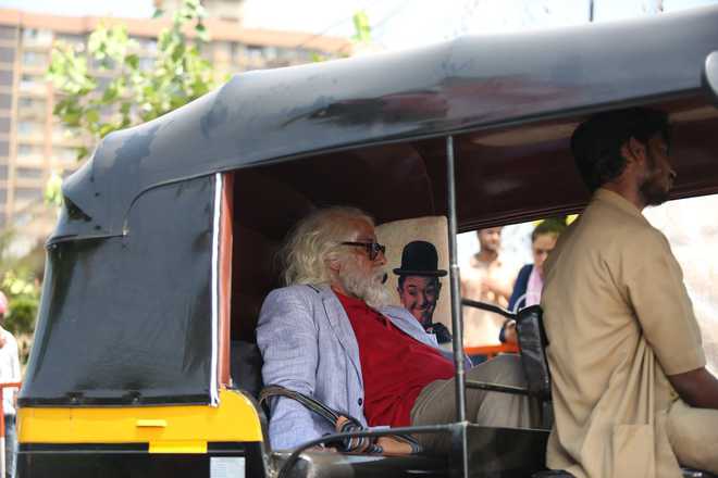 Amitabh, Shweta travel in auto-rickshaw for ''work''