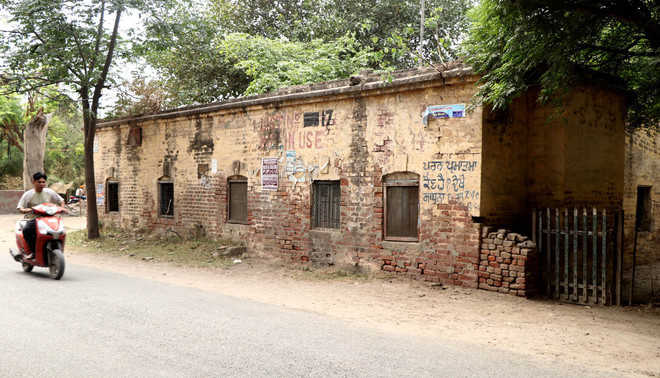 Abandoned rly buildings a safe haven for miscreants