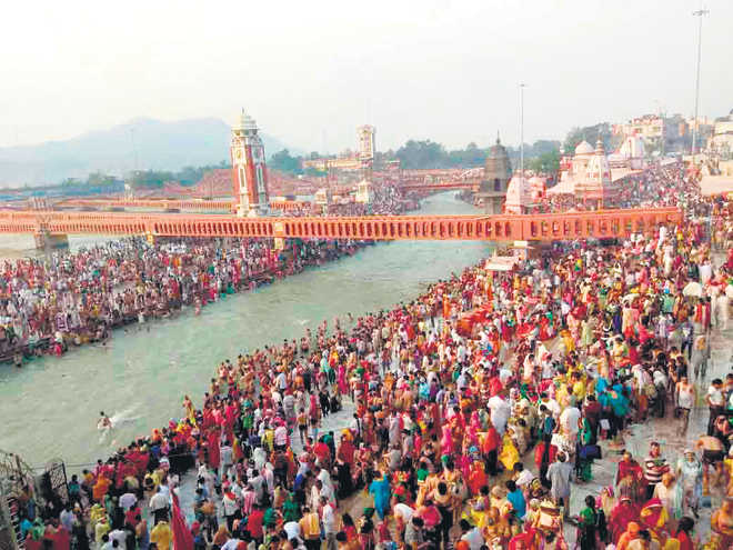 Lakhs take holy dip in Haridwar, Rishikesh