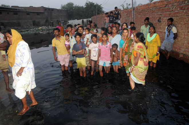 Month on, slums near Majitha bypass inundated by sewage