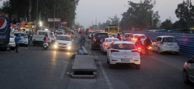 Encroachments lead to traffic snarls on Ferozepur road