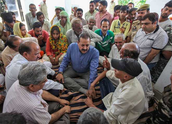 At relief camp, Union minister’s ‘banana politics’ backfires