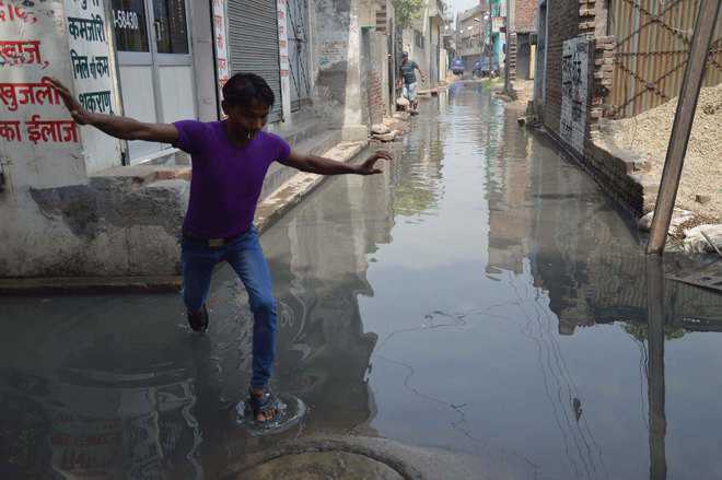 Five days on, Dhandari Khurd streets raise a stink