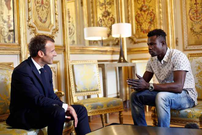 ‘Hero’ Malian who saved child hanging from 4th floor balcony to get French citizenship