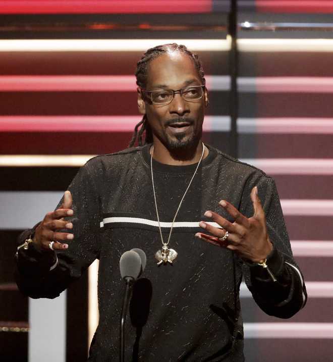 Snoop Dogg Sets World Record For Largest Gin And Juice