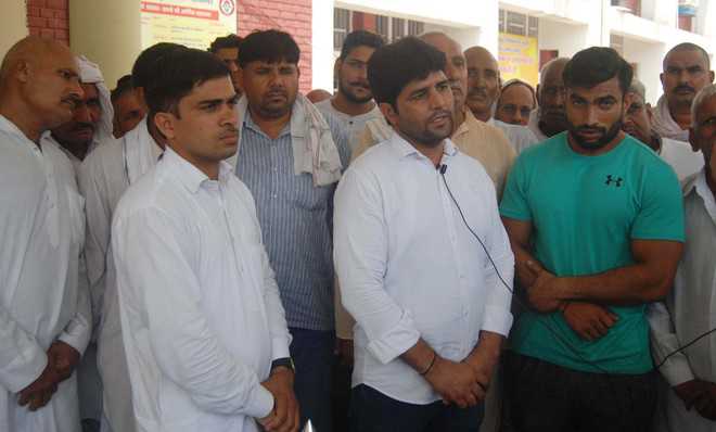 Rohtak villagers meet SP, seek arrest of accused