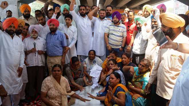 Cong workers protest fuel price hike