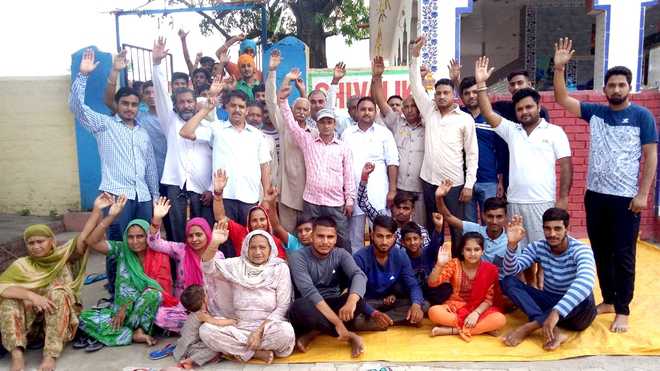 Baddi villagers raise slogans against admn, threaten stir