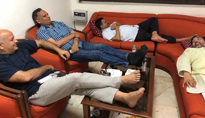 Day 3 of Kejriwal''s sit-in at L-G’s office: Sisodia launches hunger strike