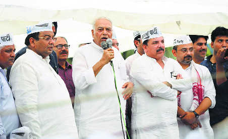 Kejriwal-Baijal face-off: AAP seeks Prez’s intervention to end bureaucrats’ strike