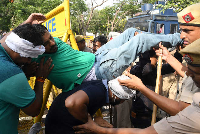 Cops use water cannons on protesting teachers, 7 hurt
