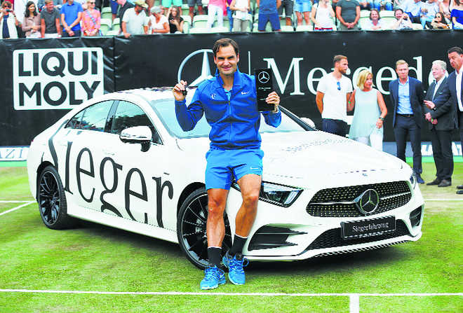 Federer finds grass green in Germany, wins 98th ATP title