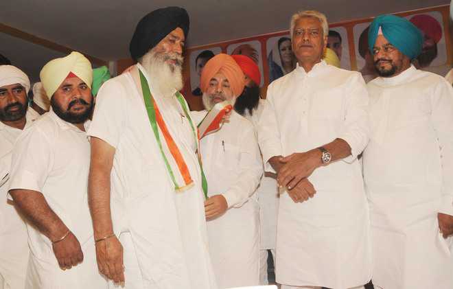 Akali workers join Congress