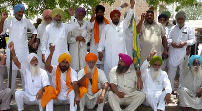 Demands not met, farmers protest outside DCoffice