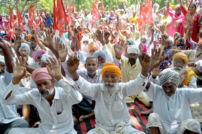 MGNREGA workers stage protest for wage hike