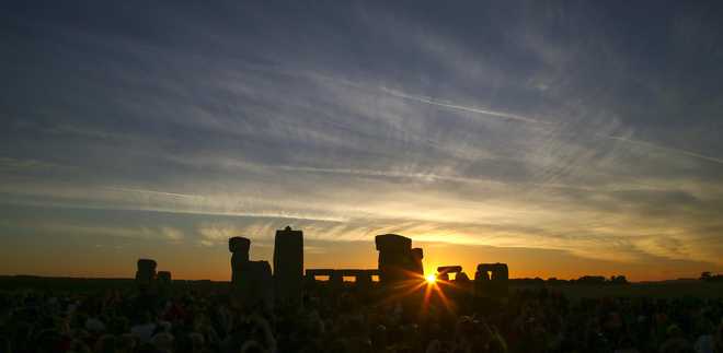 Thousands watch the sun rise over Stonehenge