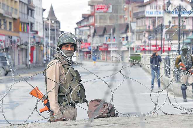 A hard outlook will have pitfalls in Kashmir