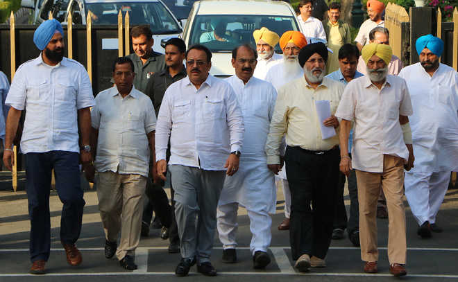 Akali-BJP leaders submit memo to governor