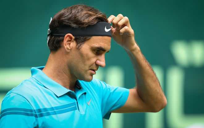 Federer fights for win, Djokovic cruises