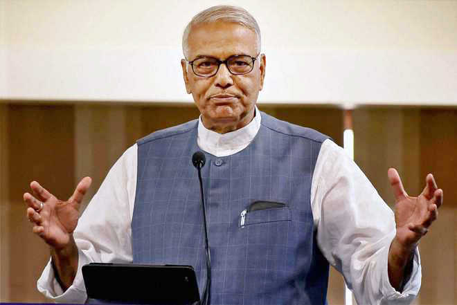 Yashwant calls on Omar, discusses prevailing situation in J-K