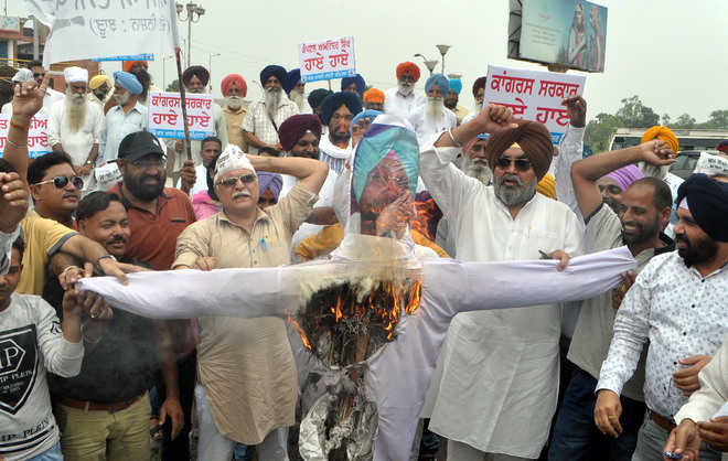 AAP burns CM’s effigy to protest attack on leader