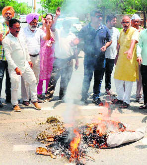 AAP activists hold protest against attack on Ropar MLA