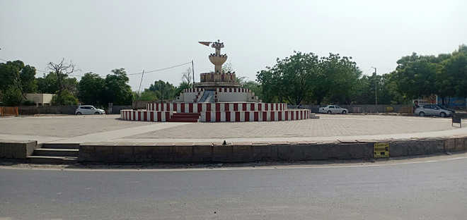 Roundabout on Bathinda road poses a threat, say residents
