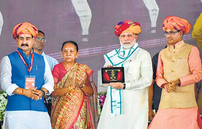To glorify one family, work of other leaders belittled: Modi