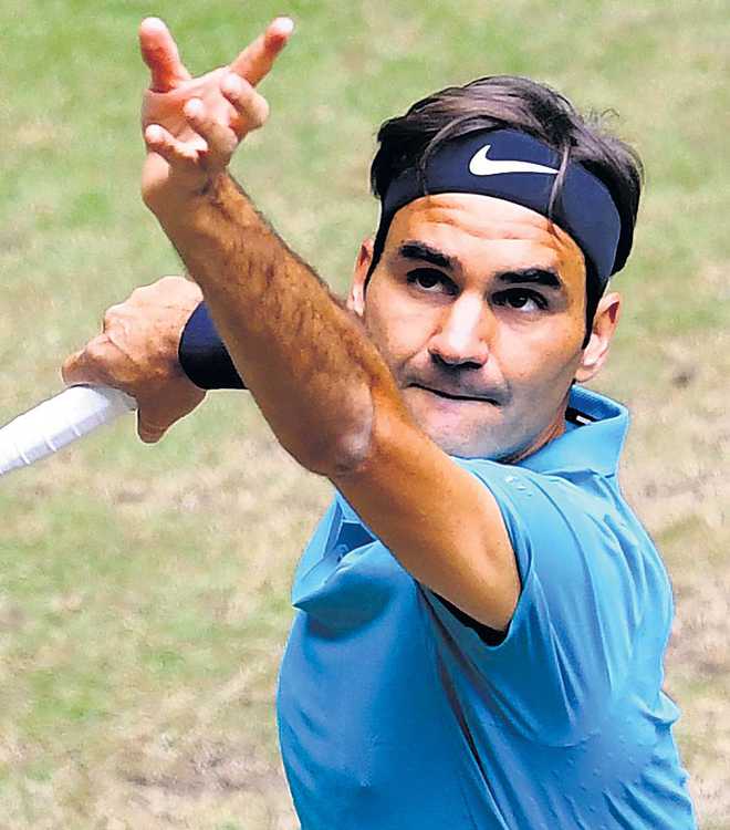 Scrappy win gets Federer in Halle final