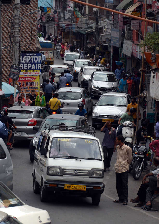 Heavy influx of tourists clogs Dharamsala roads